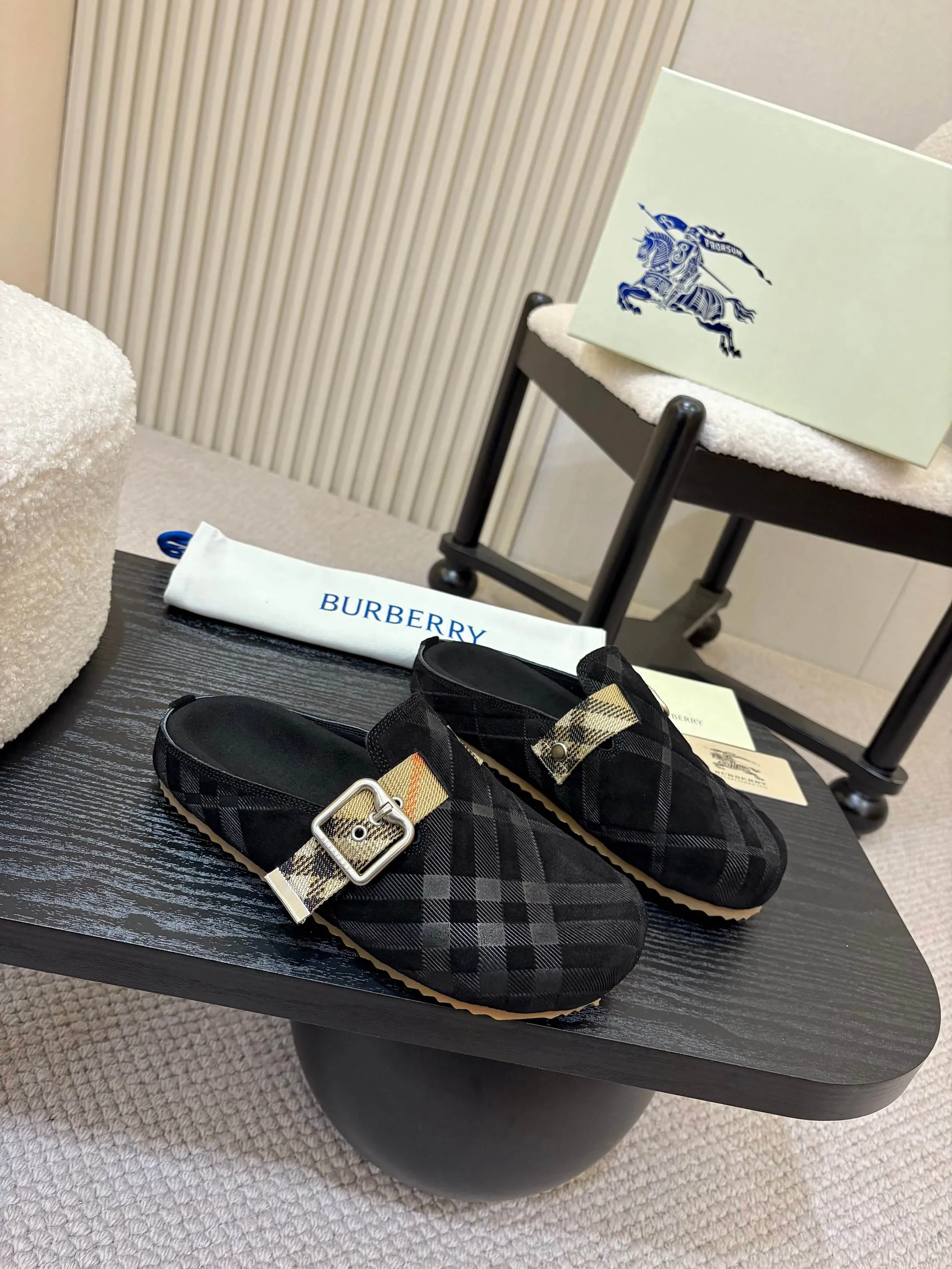 Men's Men's Shoes💰580 Burberry2025's hot-selling Birkenstock slippers are released, made of soft suede fabric and refined in Italian workshops. Featuring an embossed plaid pattern and an embossed sole embellished with the archive brand's logo. Features an adjustable B-shaped buckle strap and is embellished with the signature sand-colored Burberry check in jacquard worsted.   ✅Fabric: suede ✅Lining: silk cowhide ✅Outsole: TPU ✅Color: black, brown, pink, apricot 4 colors available ✅Code number: 35-45 for men and women (35, 45 customized)